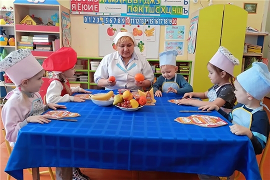 Сегодня мы с ребятами из средней группы приготовили фруктовый салат. Это не только вкусно, но и полезно!