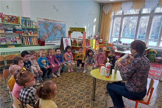 Воспитатель «Теремка» Галина Николаева провела практическую беседу о безопасном обращении с бытовой химией