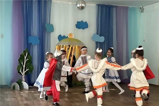 Воспитанники детского сада "Теремок" показали якутскую народную сказку "О смелой девочки Кюнней"