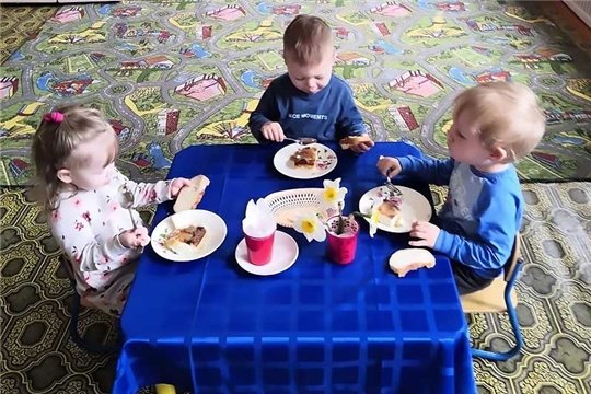 Повара детского сада вкусно готовят блюда из творога: сегодня творожная запеканка!