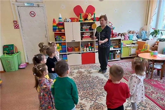 ️Знакомим малышей с правилами дорожного движения с помощью макета дороги