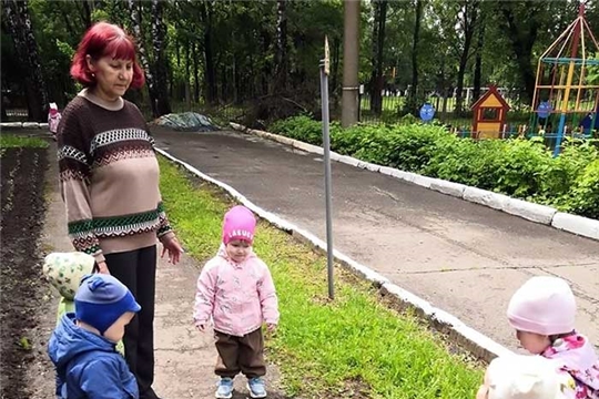В младшей группе с детьми была проведена беседа «Осторожно, люки!»
