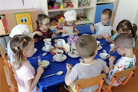 Свежие салаты из овощей являются обязательной составляющей повседневной меню