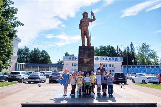 "По родному краю с рюкзаком шагаю", воспитанники старшей группы детского сада №93 посетили памятник Машиностроителю.