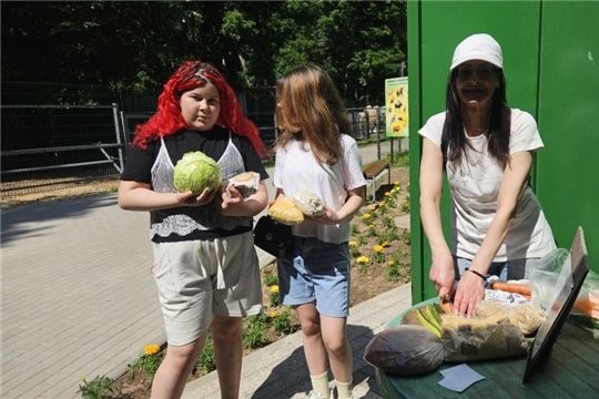 Гости зоопарка принесли полезные и нужные продукты