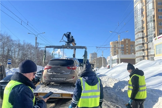 Оставленные под знаками автомобили парализуют работу снегоуборочной техники