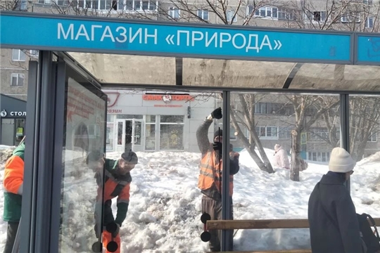 В Чебоксарах дорожные службы приступили к замене стекол на остановочных павильонах