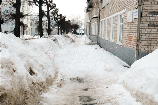 Более 60 человек и десятки бригад: как коммунальщики борются с сосульками в весеннем городе