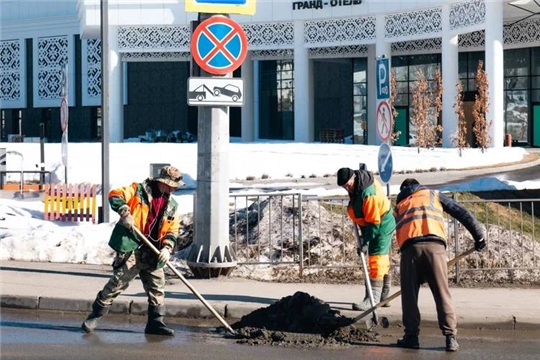Весеннее ворошение снега: коммунальные службы Чебоксар обрабатывают дороги и тротуары