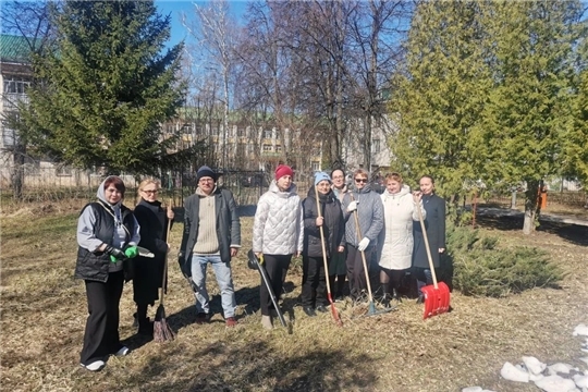 Сотрудники БУ "Республиканский центр новых образовательных технологий" Минобразования Чувашии присоединились к экологическому субботнику "Мы за чистоту"
