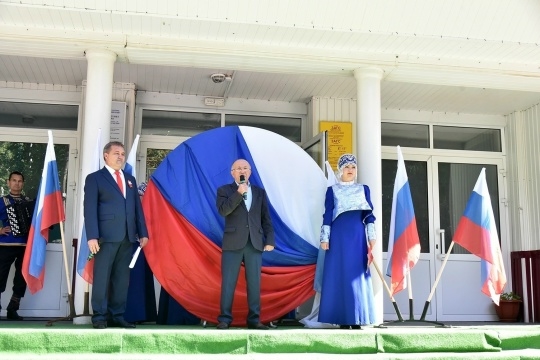 На площади сквера Памяти и Славы поселка Ибреси прошел праздничный концерт «Под флагом России»