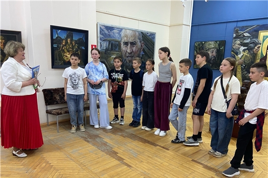 Заключительная экскурсия по патриотической выставке «Отечество» Александра Новоселова