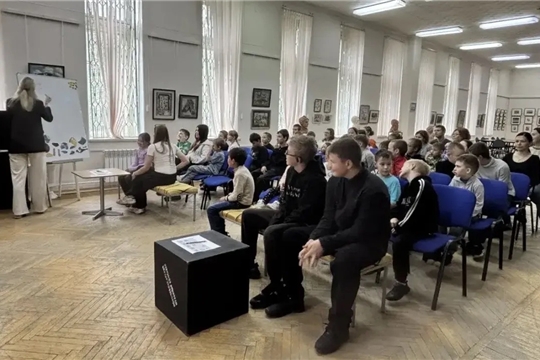 Воспитанники лагеря при КЦСОН г. Новочебоксарска в Художественном музее: искусство, квиз и история родного города