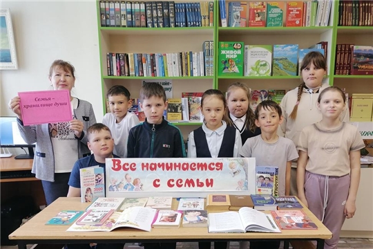 Познавательный час  «Это главное слово – семья» в Асановской сельской библиотеке