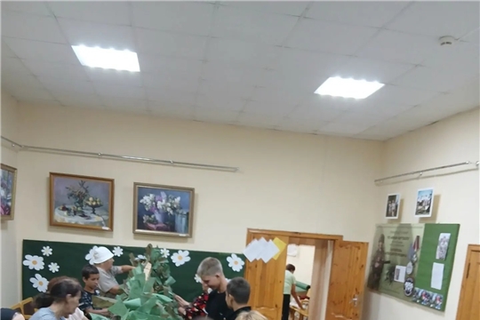 Читатели Нюргечинской сельской библиотеки вяжут маскировочные сети