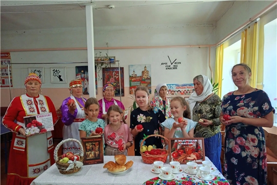 Час фольклора «Три спаса августа» в Дубовской сельской библиотеке
