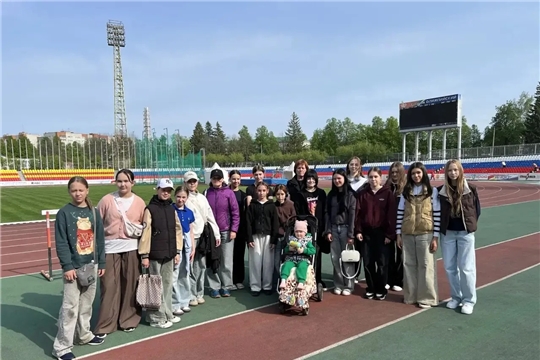 Сотрудники и спортсмены спортивной школы по конному спорту приняли участие в ежегодной уборке стадиона «Олимпийский» в Чебоксарах.