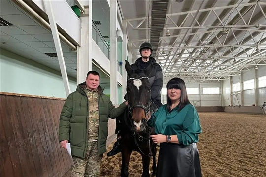 Каждый 2-й и 4-й понедельник месяца спортивная школа по конному спорту проводит занятия по верховой езде для участников специальной военной операции и их семьи.