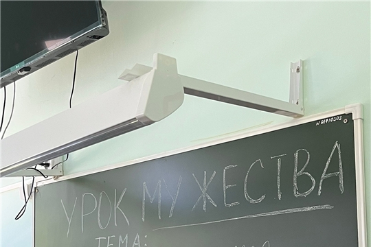 Сегодня в спортивной школе по конному спорту прошёл особенный урок мужества «Героями не рождаются, героями становятся».