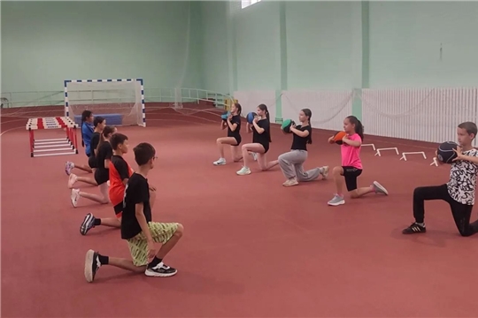 «Дворовый тренер»: юные спортсмены осваивают прыжки в длину