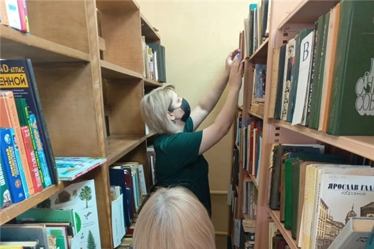Поддержка сельских библиотек: рабочий визит специалистов Центральной библиотеки в Малокамаевскую сельскую библиотеку