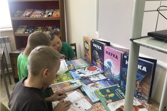 Книжная выставка «Большое путешествие между страниц» в Приволжской городской библиотеке
