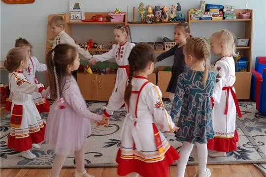 Фольклорно – игровая программа «Игры и песни из бабушкиного сундука» для пользователей Городской библиотеки семейного чтения