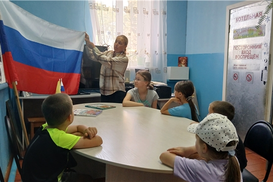  В Эльбарусовской сельской библиотеке провели акцию «Российский  триколор» 