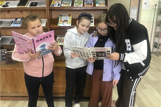 Книжная выставка «Книжная тропинка в школу» в Приволжской городской библиотеке