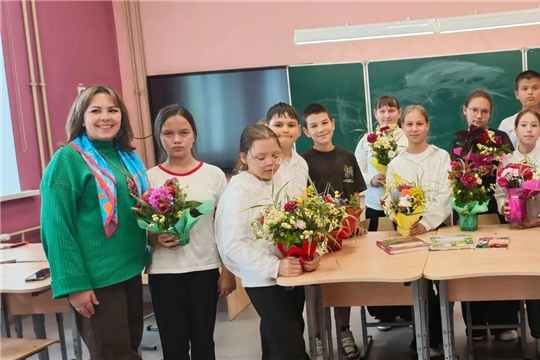 В средней общеобразовательной школе имени К. Д. Ушинского библиотекари Центральной библиотеки города Мариинский Посад  провели  праздник творчества и знаний! 