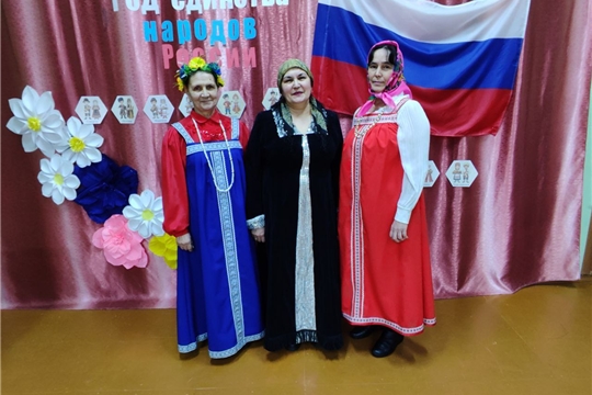 Коллектив «Илем» поздравил с 55-летним юбилеем активную участницу художественной самодеятельности.