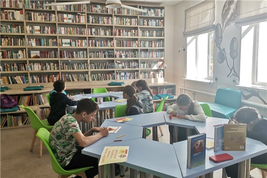 Геральдическая мозаика «Гербы и флаги современной Чувашии» в Большесундырской библиотеке 