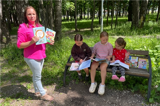«На досуге летним днём книгу новую берём» в Большесундырской библиотеке