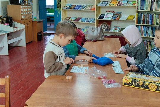 "Веселые каникулы: играем в лото" в Анаткасинской сельской библиотеке