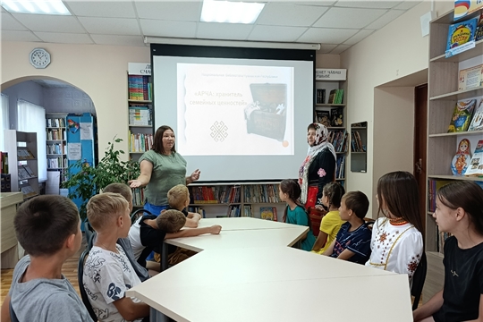 Краеведческий час «Секреты бабушкиного сундука или Асанне арчин вăрттăнлăхĕсем» в Шатьмапосинской сельской библиотеке