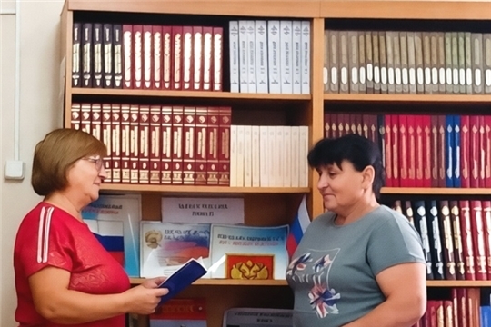 Книжная выставка-обзор «Флагу России — виват!» в Чуманкасинской сельской библиотеке