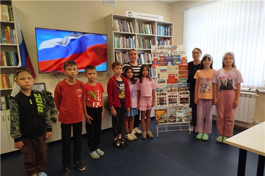 В Юнгинской сельской библиотеке час патриотизма «Флаг державы - символ славы"