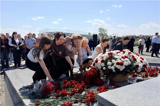 Сотрудники центральной библиотеки в составе делегации работников культуры и образования Канашского МО возложили цветы к Мемориалу «Строителям безмолвных рубежей»