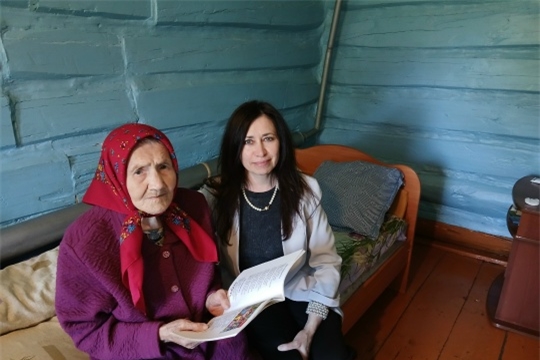 Заведующая Хучельской библиотеки Минаева И.Г сама посещает семьи где есть люди с ОВЗ