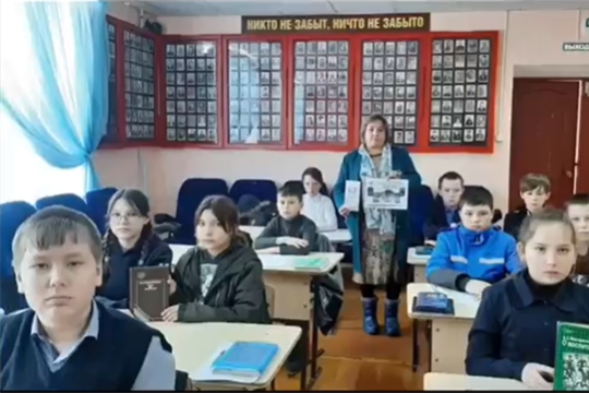 Библиотекарь Новоурюмовской сб Елена Егоровна поздравляет выпускников с последним звонком!