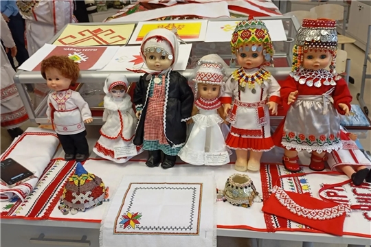 Выставка "Куклы в традициях народов, населяющих Россию" (Янгличская сб)