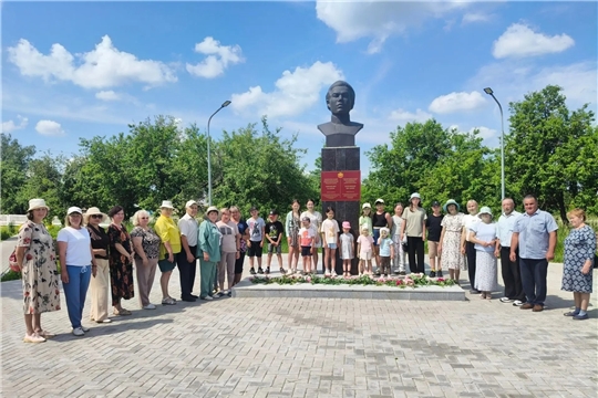 Почтили память Михаила Сеспеля минутой молчания и возложили цветы к памятнику (Сеспельская сб)