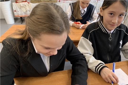 Беседа «Все профессии важны» в Большеатменской сельской библиотеке