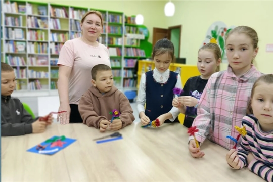Как создать цветок с помощью седельной проволоки? Узнали на библиосумерках