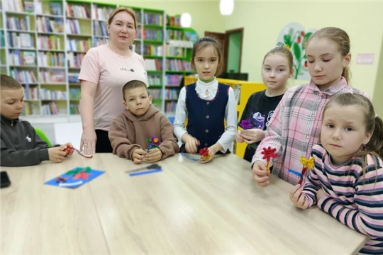 Как создать цветок с помощью седельной проволоки? Узнали на библиосумерках