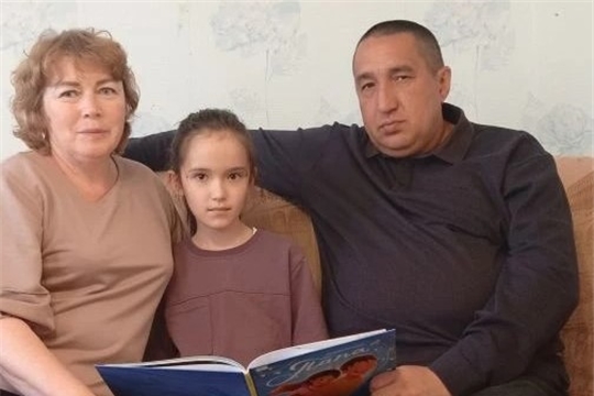 Семья Мамуткиных из деревни Питеркино принимает участие во Всероссийском конкурсе "Читаем всей семьей 2026" в номинации "Читаем вместе"