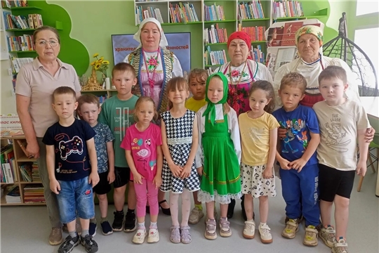 Краеведческий час в зале «Сила семьи»: путешествие сквозь эпохи в нарядах