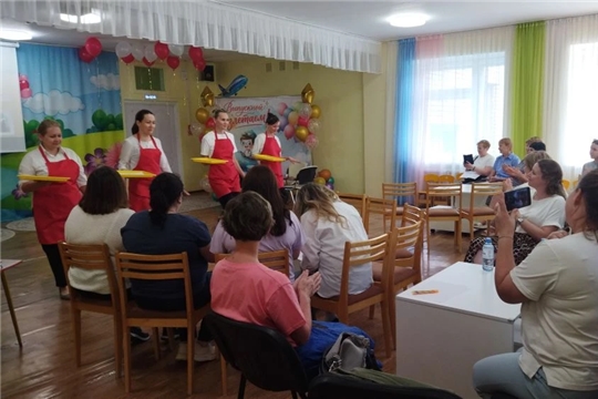 В МБДОУ «Детский сад № 45 «Журавлики» собрались воспитатели Новочебоксарска, чтобы обсудить одну из самых волнующих тем –  роль воспитателя в создании условий для кормления детей. И это не просто рутинный вопрос, а важнейший аспект всестороннего развития подрастающего поколения