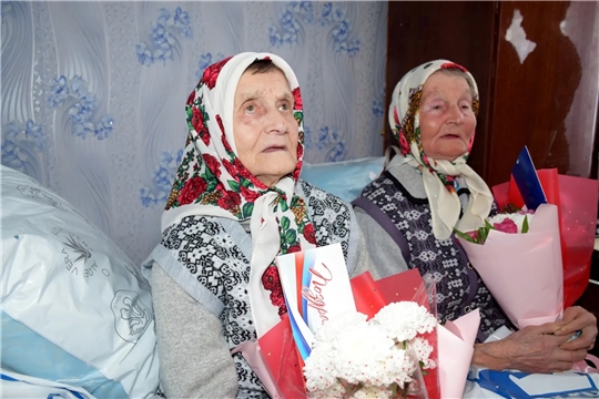 Участники фольклорного ансамбля «Сӑр таппи» Мижеркасинского СДК поздравили на дому с 87-летием жительниц села Пандиково