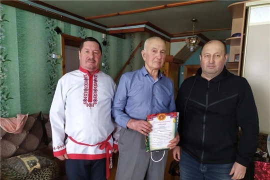 Поздравление на дому жителя деревни Хорабыр Виталия Артемьева с 80-летием